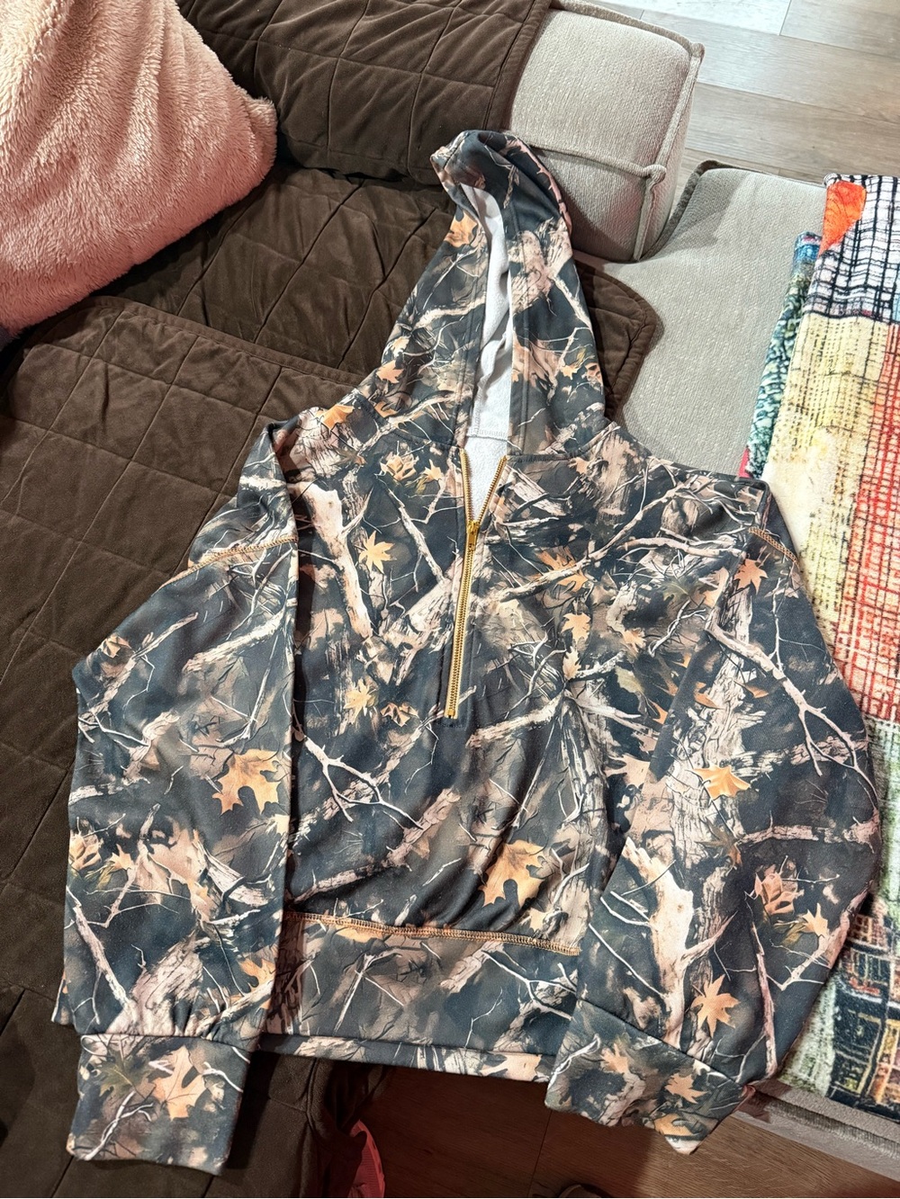 SHEIN Women's Camo Leaf Print Half-Zip Hoodie in Black and Tan